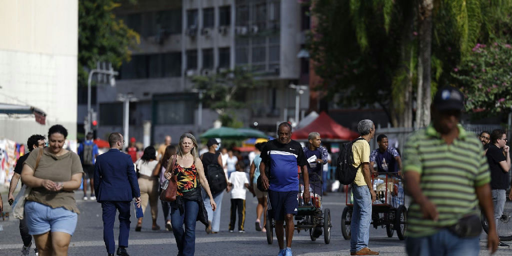 Brasil registra menor crescimento populacional em 2026, aponta IBGE
