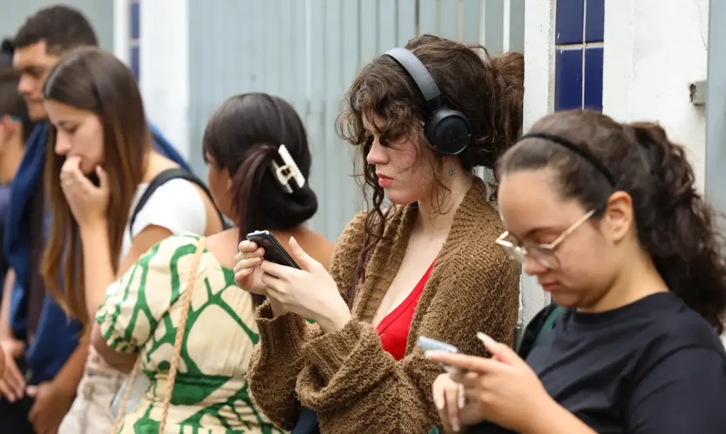Formalização desigual do trabalho jovem no Brasil compromete futuro profissional