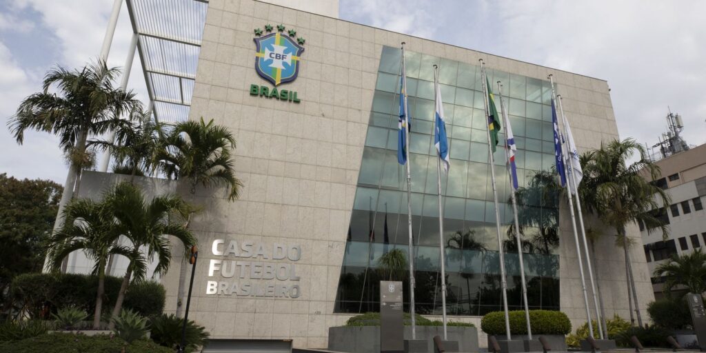 Futebol brasileiro adota novas regras de arbitragem para acelerar o jogo