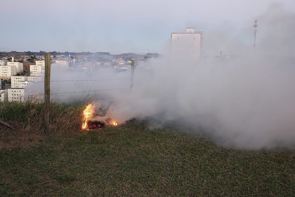 Grande incêndio em Jacareí consome 15 mil m² de vegetação e mobiliza Defesa Civil