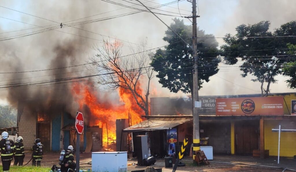 Incêndio em barracão mobiliza bombeiros e causa preocupação em Campinas