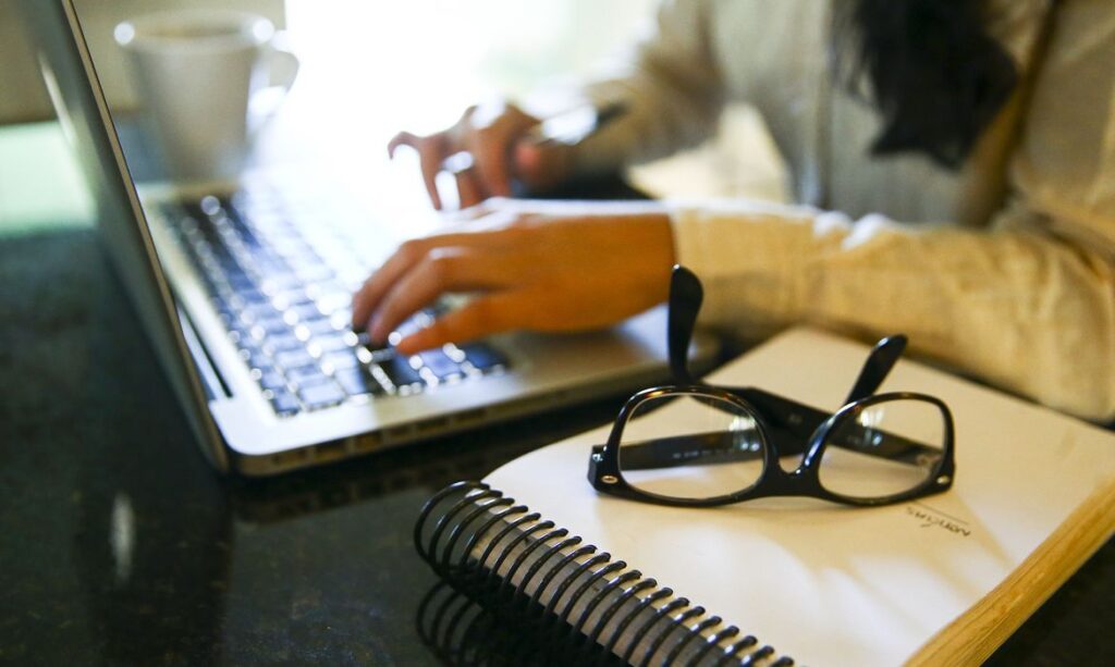 Mulheres dominam força de trabalho no setor de seguros, mas não a liderança