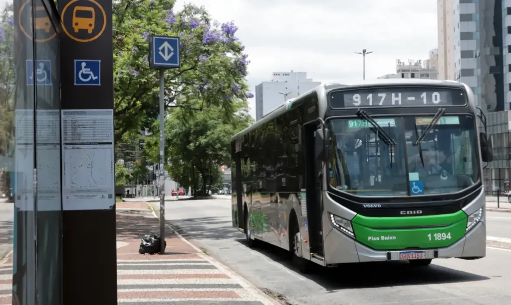 Setor de serviços brasileiro: estabilidade em junho e crescimento de 2% no primeiro semestre