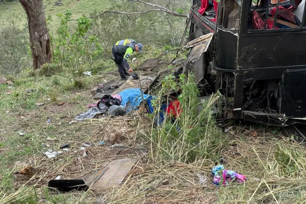 Acidente ônibus Cruzeiro: seis mortos e dezenas de feridos em tragédia com romeiros na Sp-052