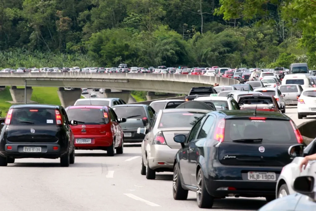 Alta temporada na Baixada Santista enfrenta desafios climáticos e sobrecarga estrutural