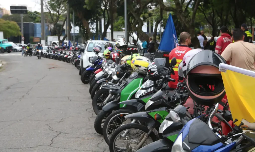 Baixa cobertura previdenciária expõe motociclistas de aplicativo a riscos no Brasil