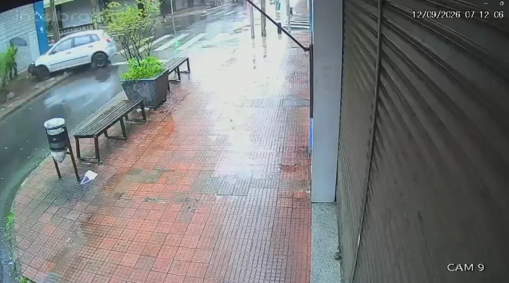 Banco de praça evita atropelamento após motorista perder controle em Piracicaba