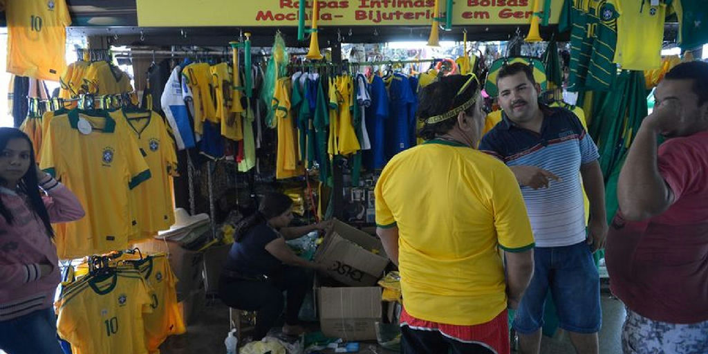 Comércio varejista brasileiro registra queda de 0,8% em julho após euforia da Copa