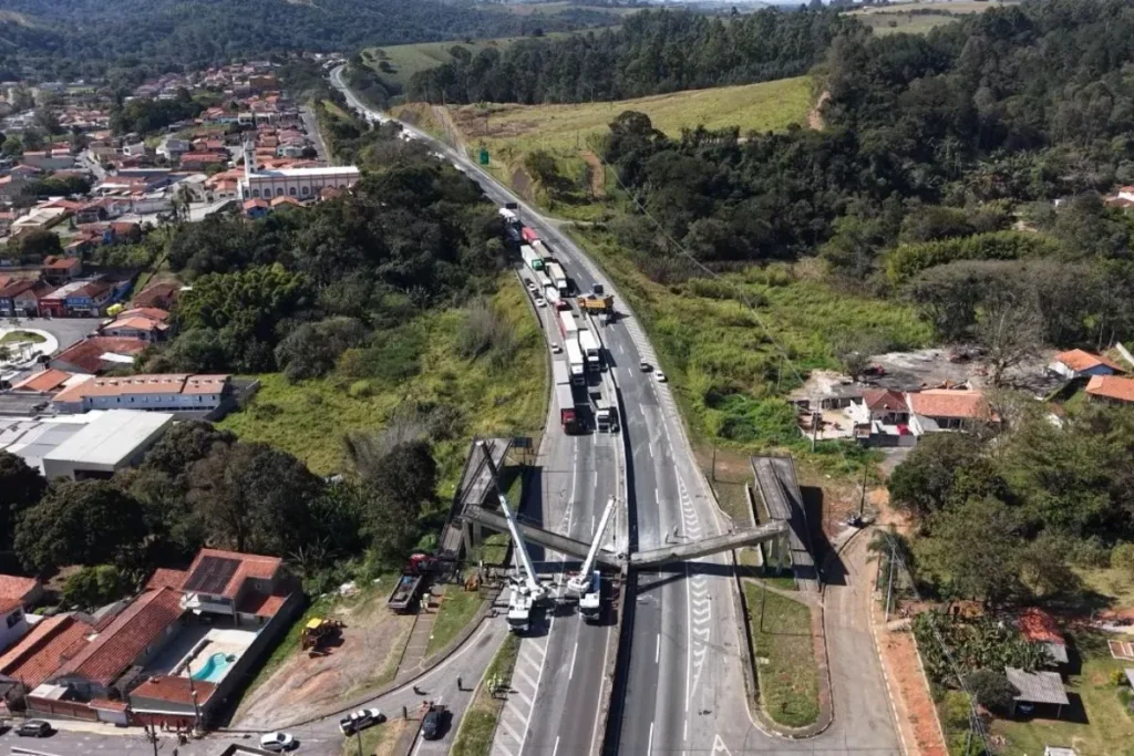 Concessionária oferece ônibus gratuito para moradores de Vargem após desabamento de passarela na Fernão Dias