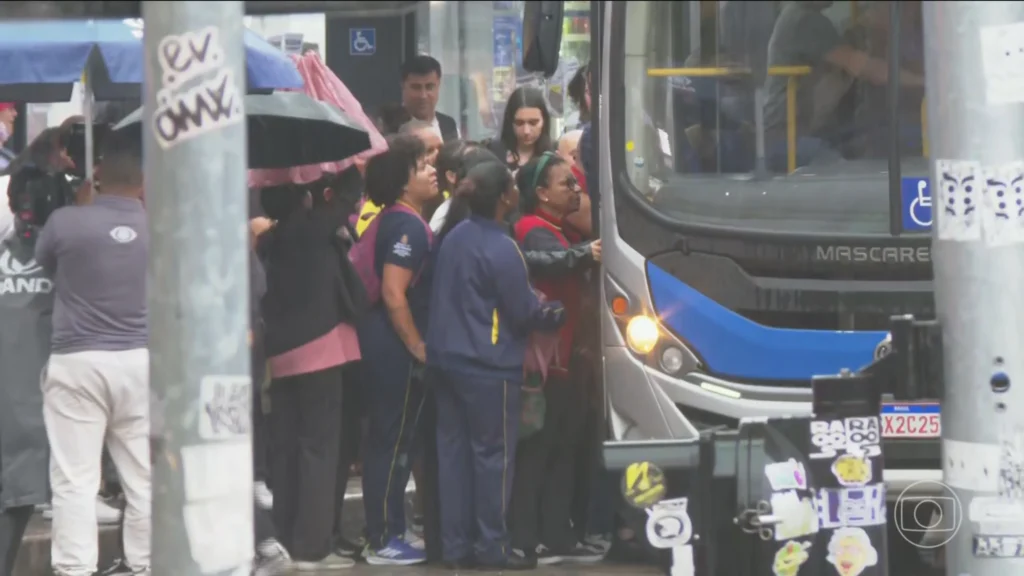 Empresas de ônibus sob investigação por elo com PCC falham em cumprir contratos de viagens em São Paulo