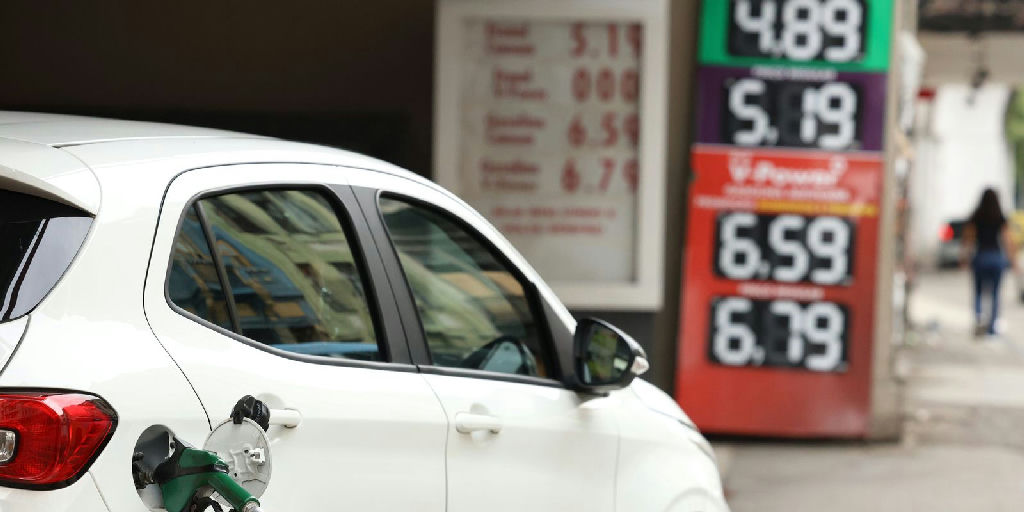 Governo anuncia pacote de R$ 7 bilhões mensais para conter preços dos combustíveis