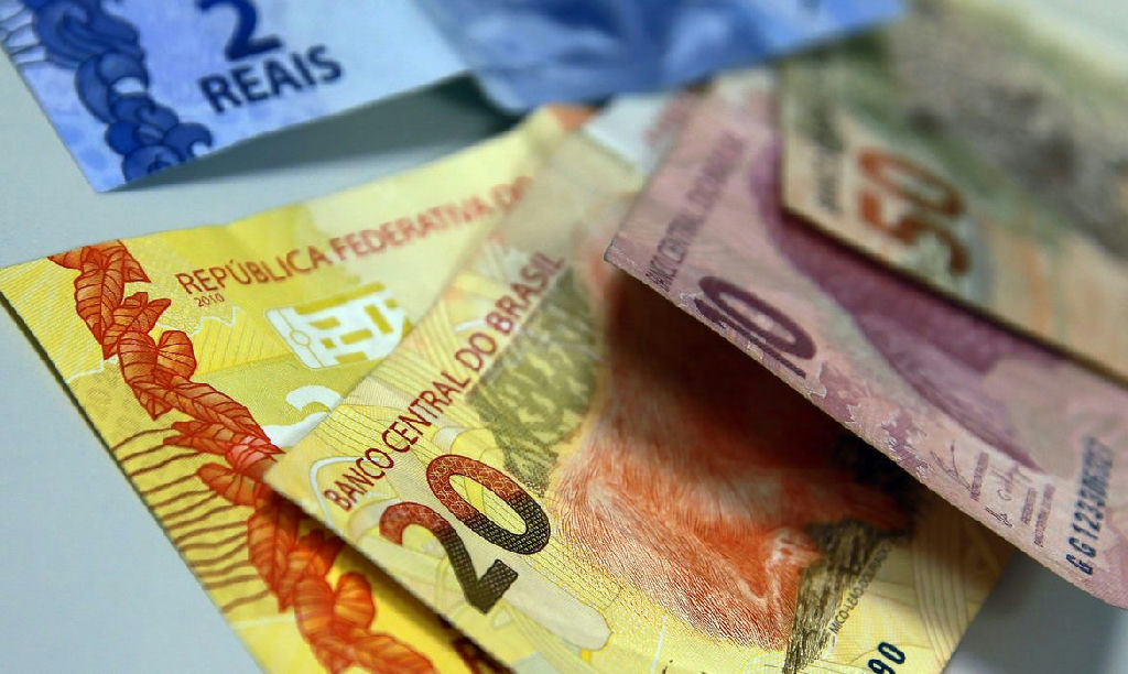 Juros para famílias disparam a 61,7% em agosto e inadimplência atinge 6% no Brasil