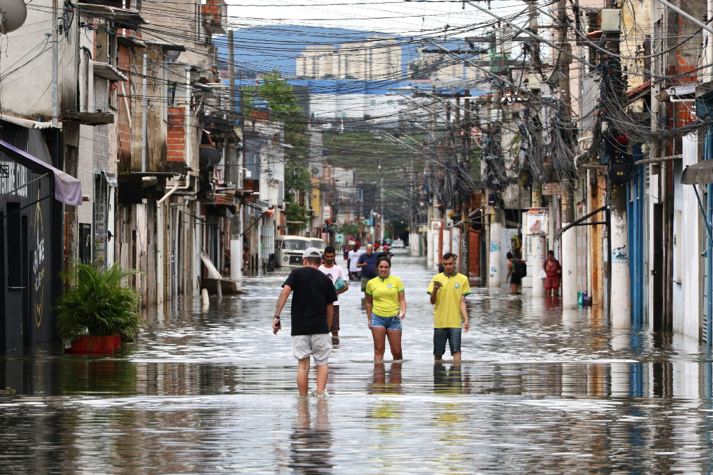 Temporal em São Paulo deixa desaparecidos e causa alagamentos na Grande SP
