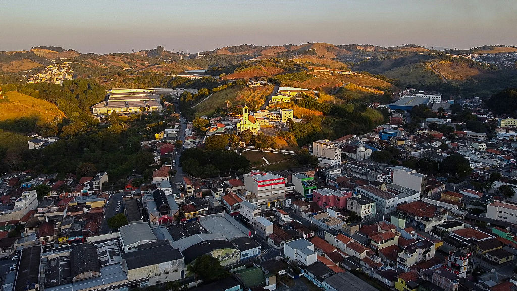 Veículo da Saúde de Santa Isabel com pacientes cai em rio em Itaquaquecetuba na madrugada, sem feridos