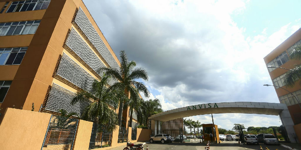 Anvisa tira cosméticos irregulares e gel falsificado do mercado
