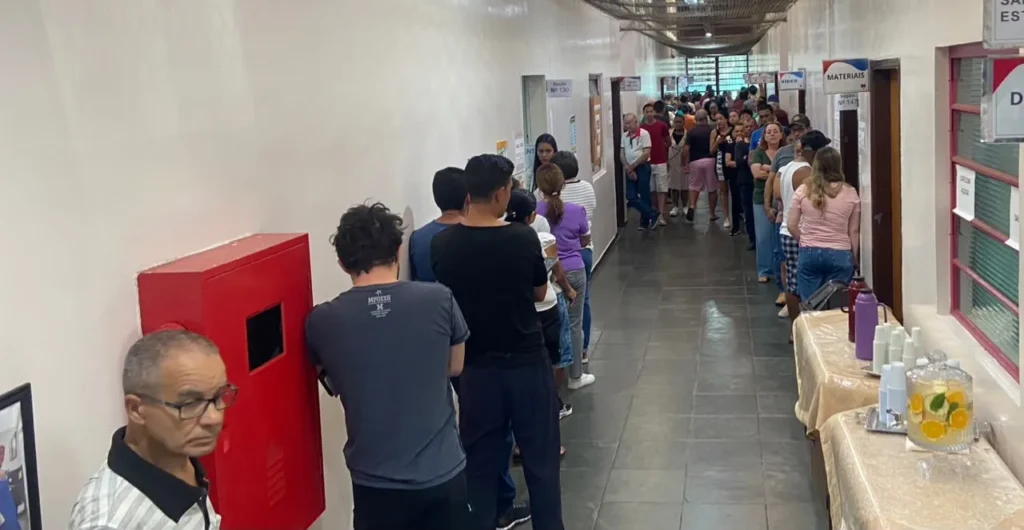 Café, água saborizada e chorinho transformam votação no maior ponto de Limeira