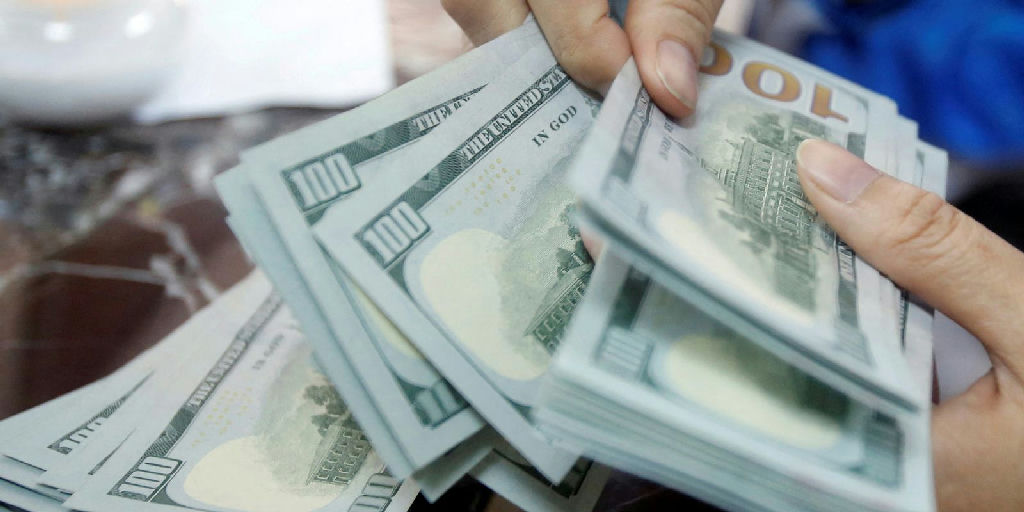 Câmbio e bolsa: dólar supera R$ 5 e Ibovespa recua em dia de ajustes no mercado