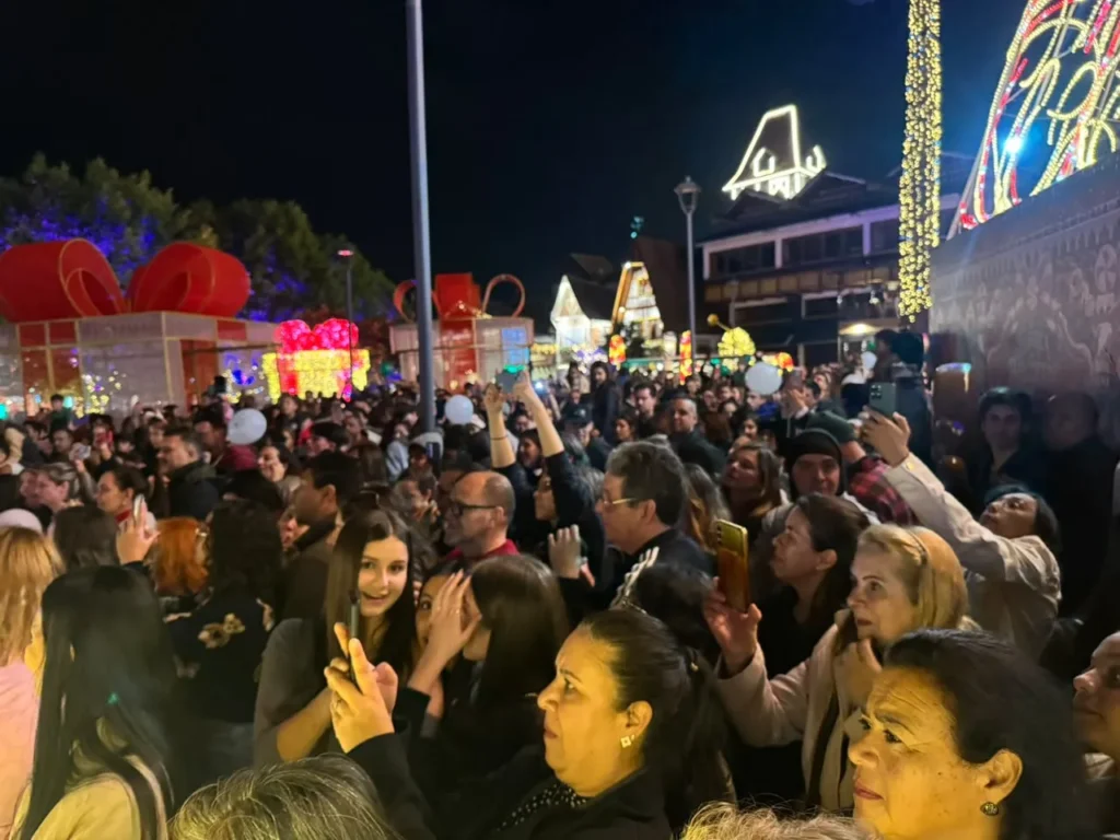 Campos do Jordão acende luzes e inicia temporada de Natal com expectativa turística alta