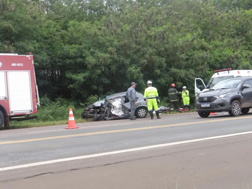 Colisão entre automóvel e caminhão deixa uma pessoa morta na Sp-191 em Araras