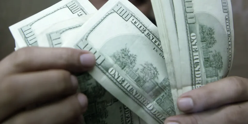 Dólar recua para R$ 4,98 após semana de quedas e Ibovespa atinge novo recorde