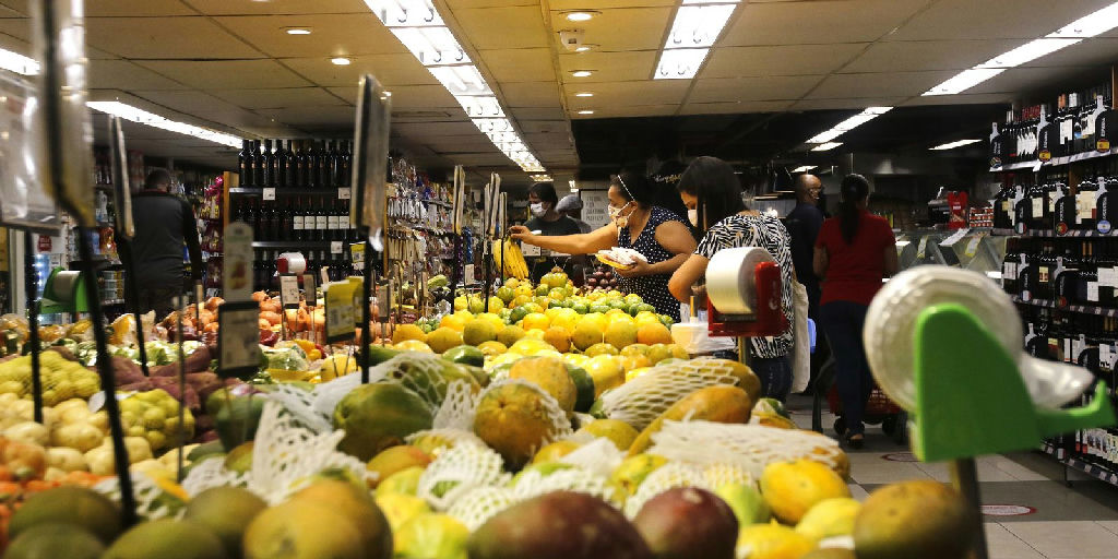INPC em alta: inflação que baliza salários atinge 4,29% em 12 meses