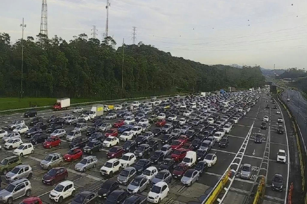 Lentidão na Rodovia dos Imigrantes marca início de feriado prolongado para o litoral de SP