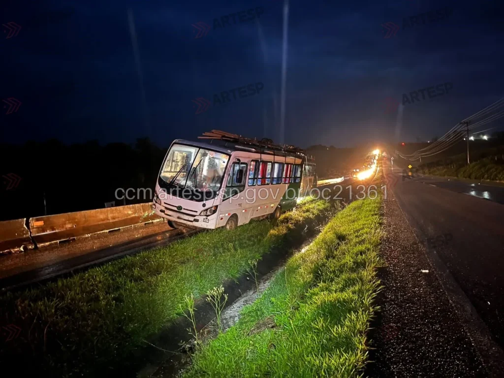 Madrugada de acidentes na Sp-127: micro-ônibus colide em canaleta e outro capota com pacientes oncológicos