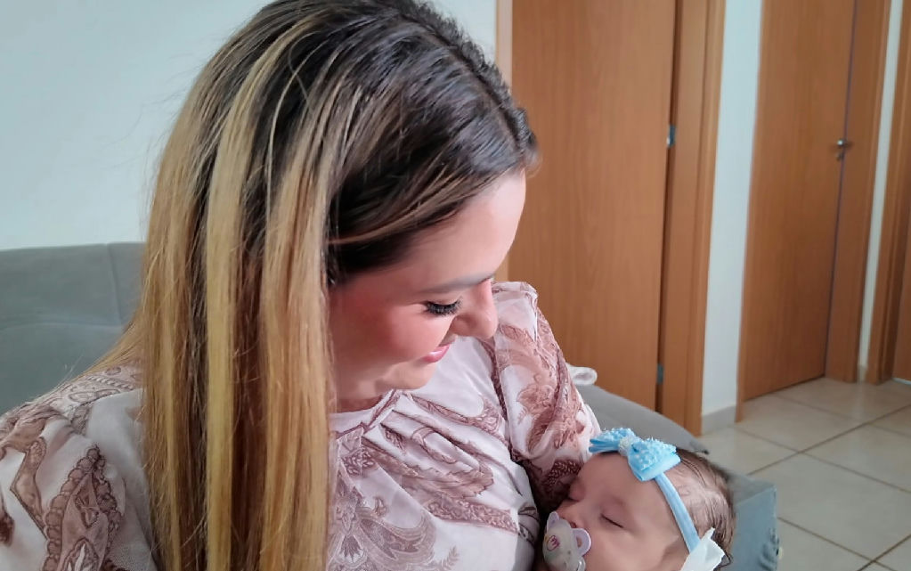 Maternidade surpreendente: maquiadora de Serrana celebra nova vida com a filha Clarice
