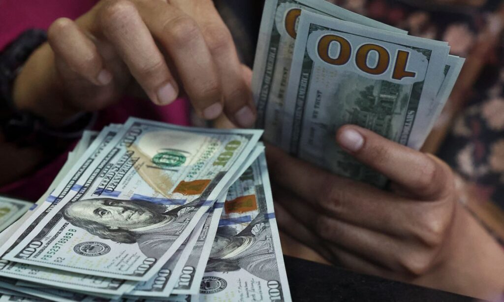 Mercado financeiro oscila e dólar recua enquanto Ibovespa fecha em baixa pós-eleição