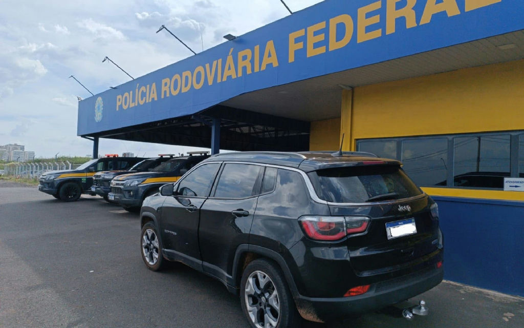 PRF recupera carro furtado em São Paulo com placas clonadas na Br-153 em Rio Preto