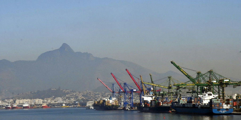 Projeção para superávit comercial de 2026 é ajustada para US$ 84,4 bilhões
