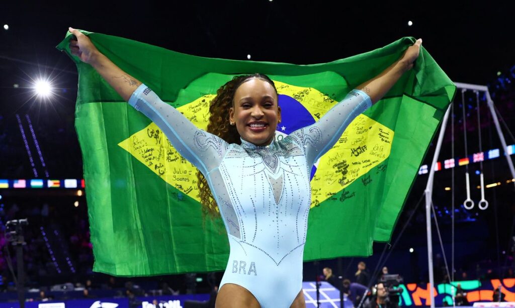 Rebeca Andrade fatura o tri mundial na Holanda e entra para a história