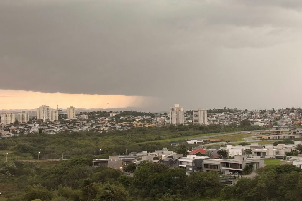 Temporais e frente fria derrubam temperaturas no Vale do Paraíba neste fim de semana