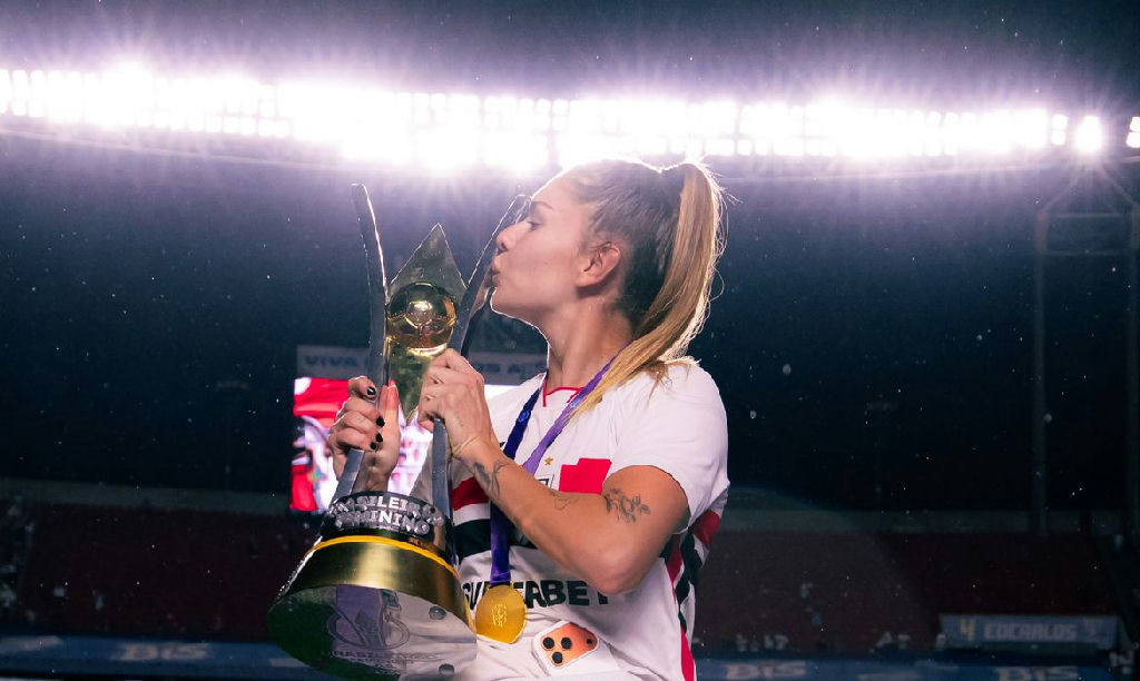 Zagueira Carol Gil, campeã brasileira, é chamada para duelos com a Argentina