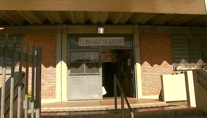 Adolescente é atacada com arma branca em tumulto na entrada de escola em Ribeirão Preto