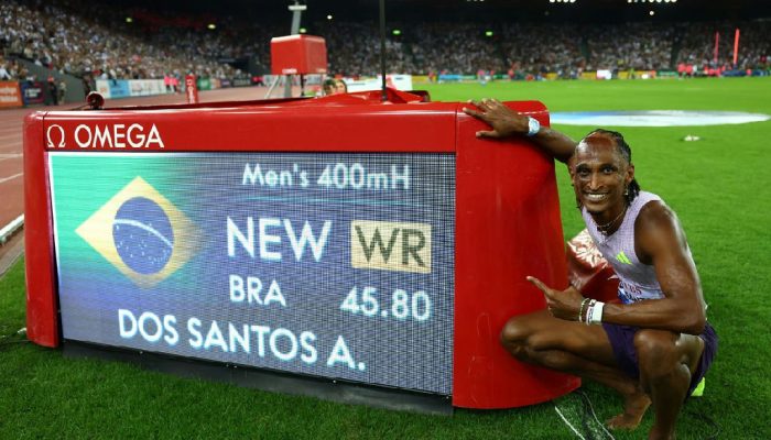 Alison dos Santos faz história e estabelece novo recorde mundial nos 400m com barreiras em 45s80