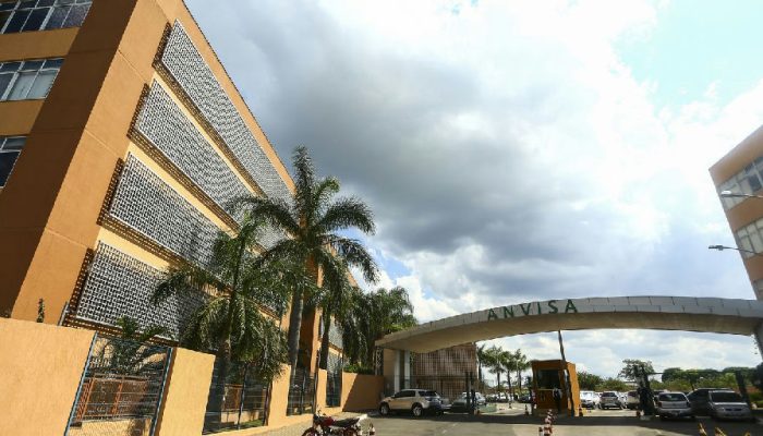 Anvisa tira cosméticos irregulares e gel falsificado do mercado
