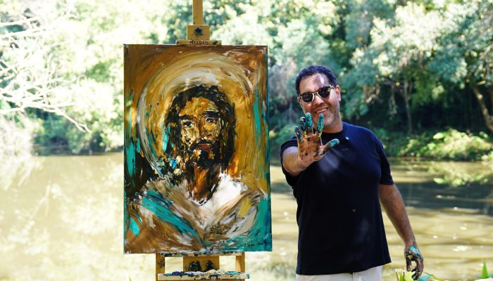 Artista de Campinas transforma visão em arte religiosa com os dedos e ganha projeção internacional