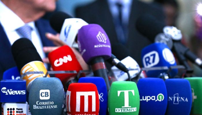 Assédio e sobrecarga de trabalho levam jornalistas brasileiros à exaustão mental, aponta estudo