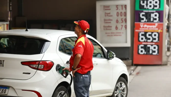 Aumento da mistura de etanol na gasolina acende debate sobre impactos em carros e economia