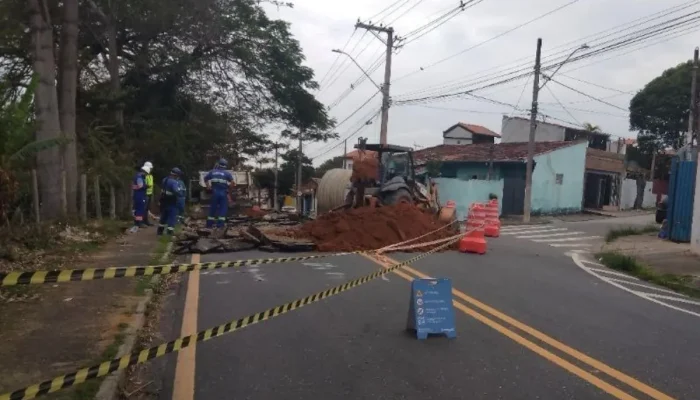 Avenida Dom Pedro I em Taubaté tem trecho bloqueado para obras essenciais de esgoto