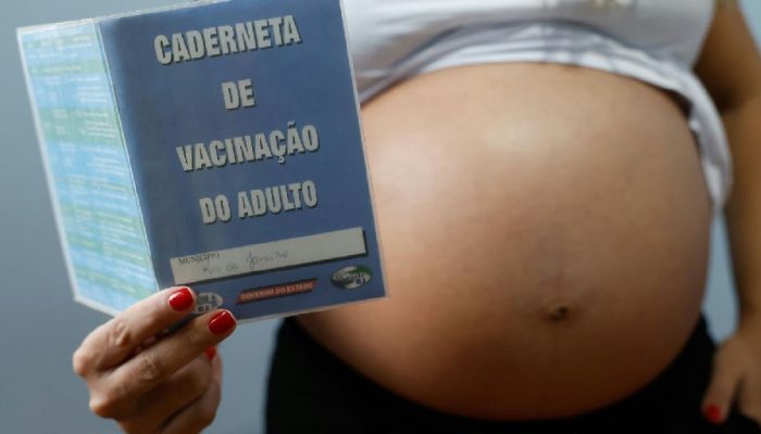Baixa cobertura vacinal contra gripe e covid expõe gestantes a riscos graves no Brasil