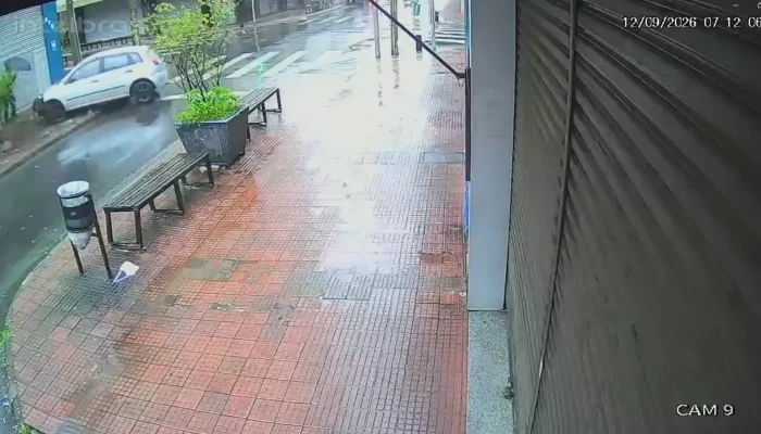 Banco de praça evita atropelamento após motorista perder controle em Piracicaba