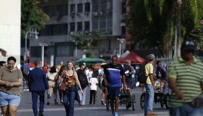 Brasil registra menor crescimento populacional em 2026, aponta IBGE