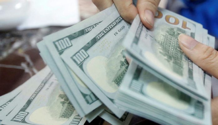 Câmbio e bolsa: dólar supera R$ 5 e Ibovespa recua em dia de ajustes no mercado