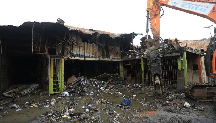 Ceagesp inicia montagem de estrutura provisória para comerciantes após incêndio