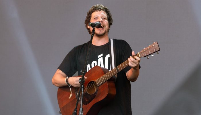 Chico Chico faz aguardada estreia no João Rock com repertório de álbum novo e surpresas