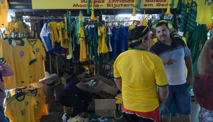Comércio varejista brasileiro registra queda de 0,8% em julho após euforia da Copa