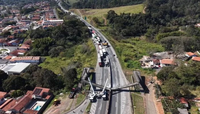 Concessionária oferece ônibus gratuito para moradores de Vargem após desabamento de passarela na Fernão Dias
