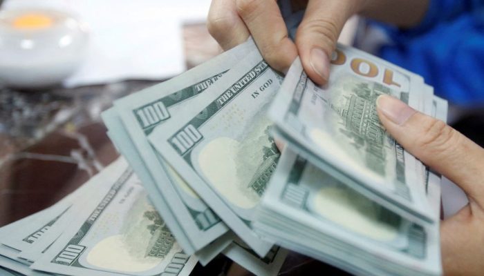 Dólar atinge pico em duas semanas com queda do petróleo e cenário externo